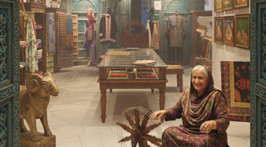 Handwoven Shawls for Men: A Blend of Tradition, Elegance, and Craftsmanship | Akee International