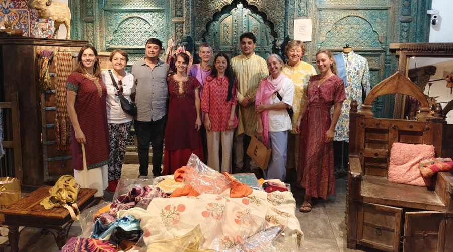 Leading Global Exporter of Pashmina, Cashmere, Wool and Silk Shawls | Akee International