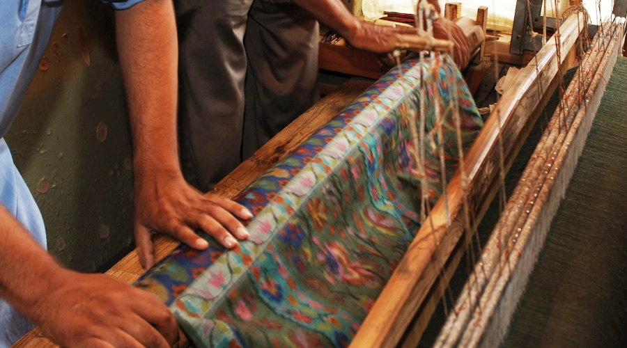 Traditional Kashmiri Shawls: A Heritage Woven in Threads | Akee International
